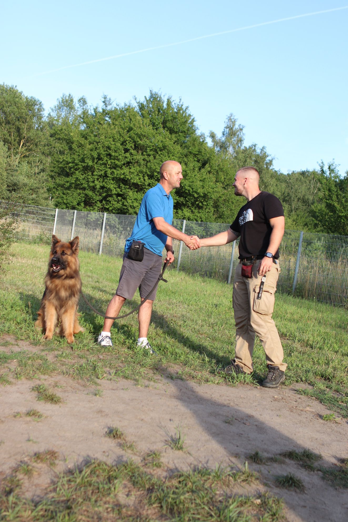 Leon Weisbecker im Einzeltraining mit einem Hundehalter und seinem Schäferhund